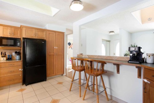 1012 Hunterston Hill Nw, Calgary, AB - Indoor Photo Showing Kitchen