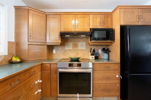 1012 Hunterston Hill Nw, Calgary, AB - Indoor Photo Showing Kitchen