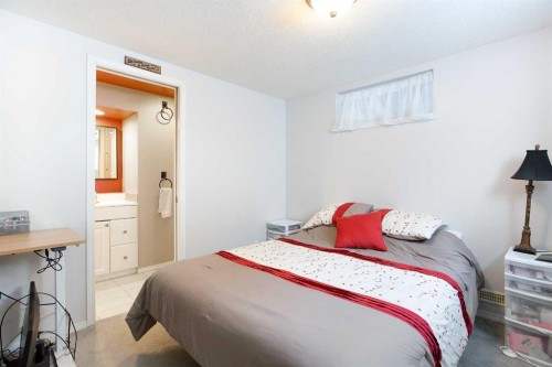 1012 Hunterston Hill Nw, Calgary, AB - Indoor Photo Showing Bedroom