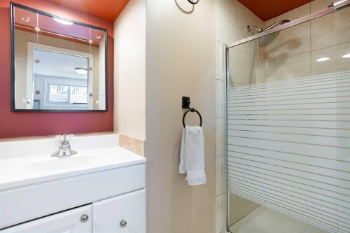 1012 Hunterston Hill Nw, Calgary, AB - Indoor Photo Showing Bathroom