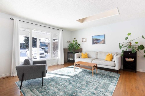 1012 Hunterston Hill Nw, Calgary, AB - Indoor Photo Showing Living Room