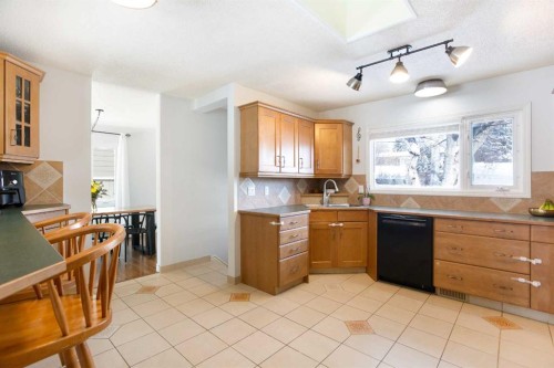 1012 Hunterston Hill Nw, Calgary, AB - Indoor Photo Showing Kitchen