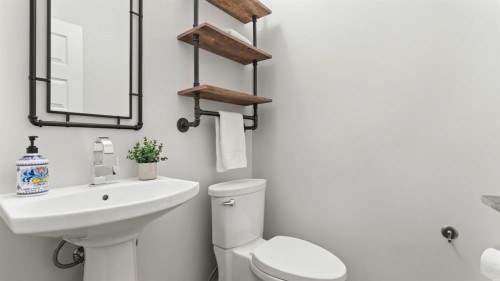 69 Sundown Grove, Cochrane, AB - Indoor Photo Showing Bathroom