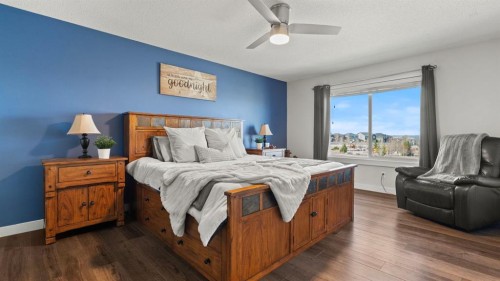69 Sundown Grove, Cochrane, AB - Indoor Photo Showing Bedroom
