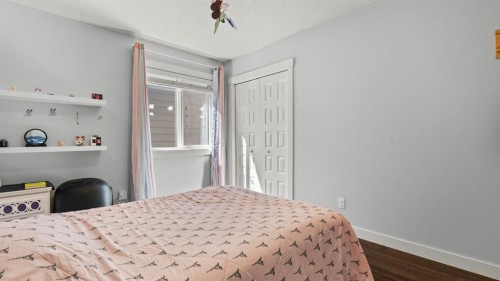 69 Sundown Grove, Cochrane, AB - Indoor Photo Showing Bedroom