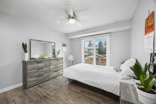 23 Edgedale Road Nw, Calgary, AB - Indoor Photo Showing Bedroom