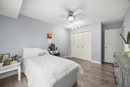 23 Edgedale Road Nw, Calgary, AB - Indoor Photo Showing Bedroom