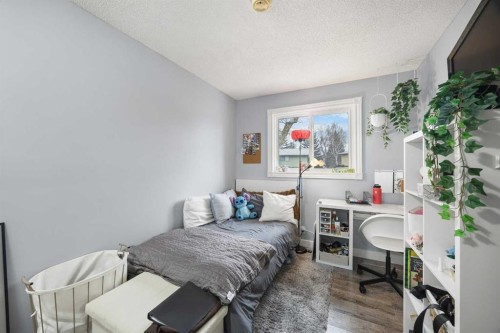 23 Edgedale Road Nw, Calgary, AB - Indoor Photo Showing Bedroom