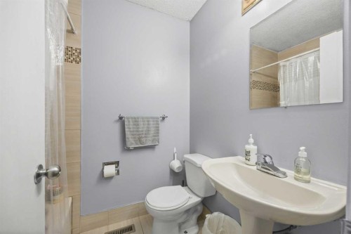 23 Edgedale Road Nw, Calgary, AB - Indoor Photo Showing Bathroom
