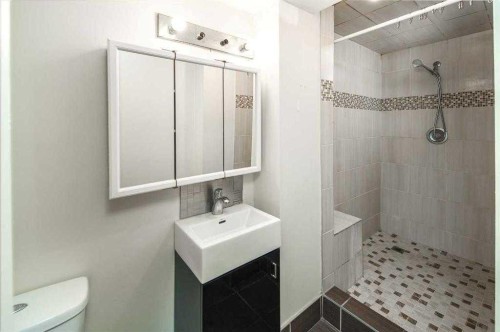 23 Edgedale Road Nw, Calgary, AB - Indoor Photo Showing Bathroom