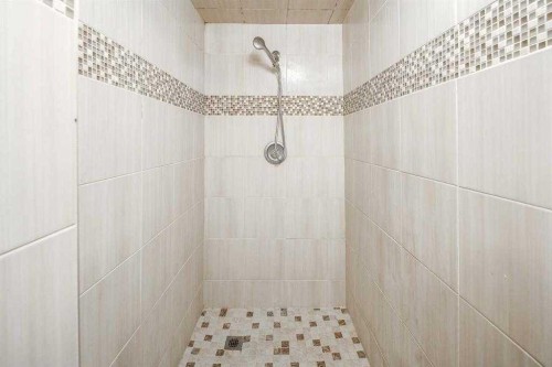 23 Edgedale Road Nw, Calgary, AB - Indoor Photo Showing Bathroom