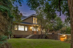 1424 premier Way SW Calgary, AB T2T 1L9