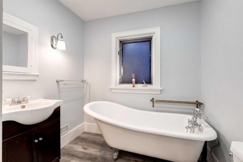 1424 Premier Way Sw, Calgary, AB - Indoor Photo Showing Bathroom