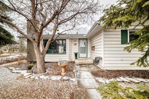301 Whitney Crescent Se, Calgary, AB - Outdoor