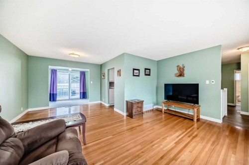 301 Whitney Crescent Se, Calgary, AB - Indoor Photo Showing Living Room