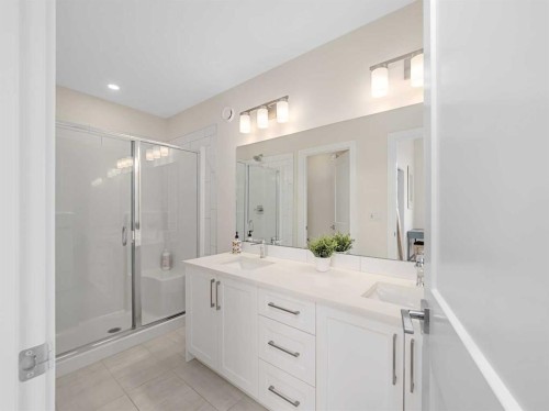 130 Crestridge Common Sw, Calgary, AB - Indoor Photo Showing Bathroom