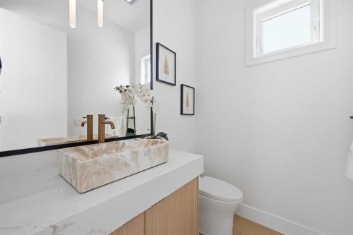 2105 7 Street Ne, Calgary, AB - Indoor Photo Showing Bathroom