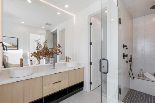 2105 7 Street Ne, Calgary, AB - Indoor Photo Showing Bathroom