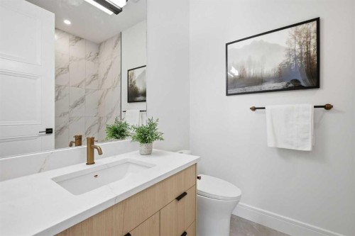 2105 7 Street Ne, Calgary, AB - Indoor Photo Showing Bathroom
