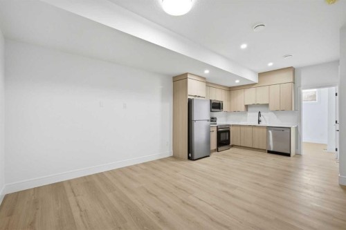 2105 7 Street Ne, Calgary, AB - Indoor Photo Showing Kitchen