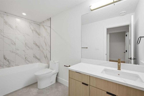 2105 7 Street Ne, Calgary, AB - Indoor Photo Showing Bathroom