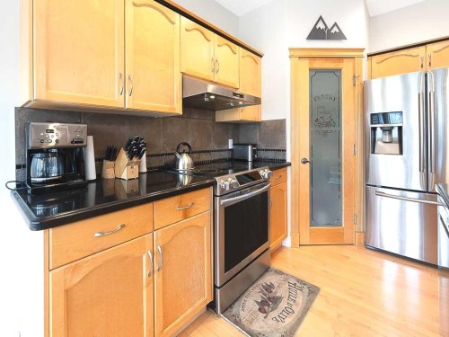 195 Royal Birkdale Crescent Nw, Calgary, AB - Indoor Photo Showing Kitchen