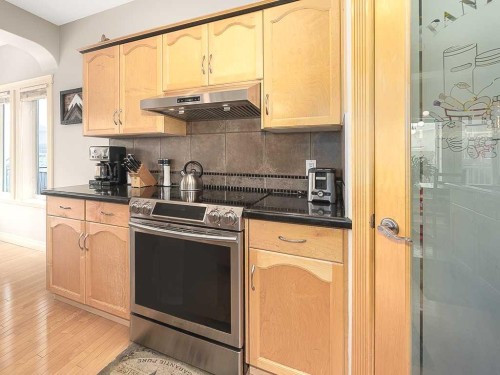 195 Royal Birkdale Crescent Nw, Calgary, AB - Indoor Photo Showing Kitchen