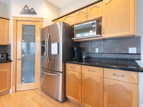 195 Royal Birkdale Crescent Nw, Calgary, AB - Indoor Photo Showing Kitchen