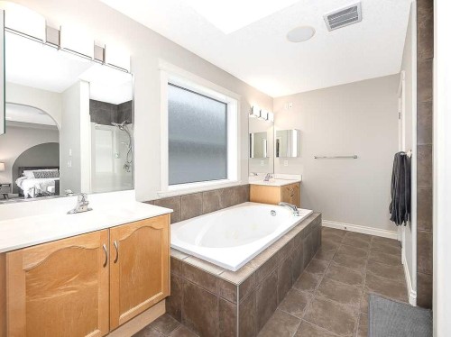 195 Royal Birkdale Crescent Nw, Calgary, AB - Indoor Photo Showing Bathroom