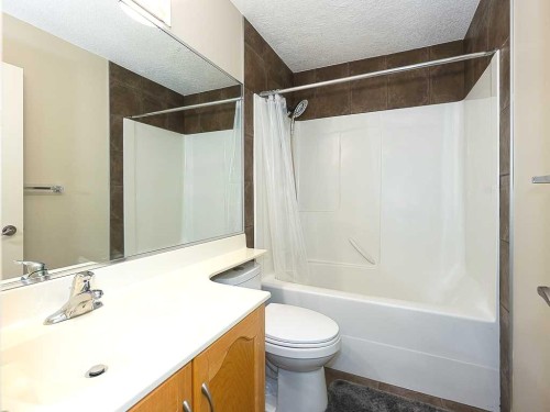 195 Royal Birkdale Crescent Nw, Calgary, AB - Indoor Photo Showing Bathroom
