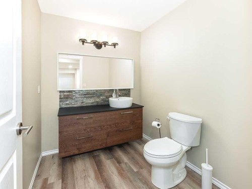 195 Royal Birkdale Crescent Nw, Calgary, AB - Indoor Photo Showing Bathroom