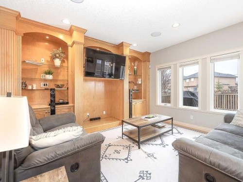 195 Royal Birkdale Crescent Nw, Calgary, AB - Indoor Photo Showing Living Room