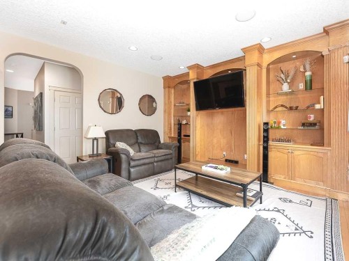 195 Royal Birkdale Crescent Nw, Calgary, AB - Indoor Photo Showing Living Room