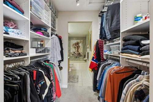 302-2425 90 Avenue Sw, Calgary, AB - Indoor With Storage