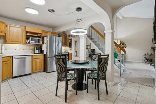 302-2425 90 Avenue Sw, Calgary, AB - Indoor Photo Showing Kitchen