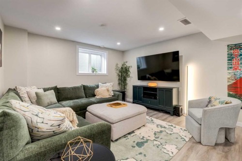 212 Crestbrook Common Sw, Calgary, AB - Indoor Photo Showing Living Room
