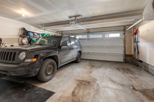 212 Crestbrook Common Sw, Calgary, AB - Indoor Photo Showing Garage