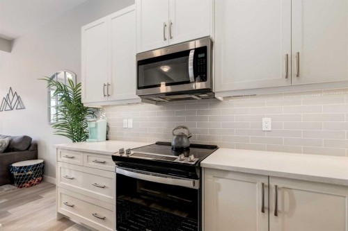 212 Crestbrook Common Sw, Calgary, AB - Indoor Photo Showing Kitchen With Upgraded Kitchen