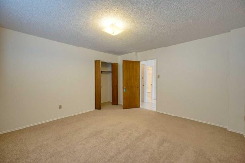 4323 75 Street Nw, Calgary, AB - Indoor Photo Showing Other Room
