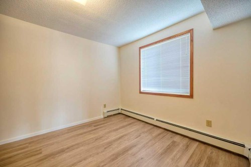 4323 75 Street Nw, Calgary, AB - Indoor Photo Showing Other Room