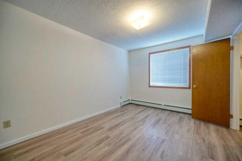 4323 75 Street Nw, Calgary, AB - Indoor Photo Showing Other Room