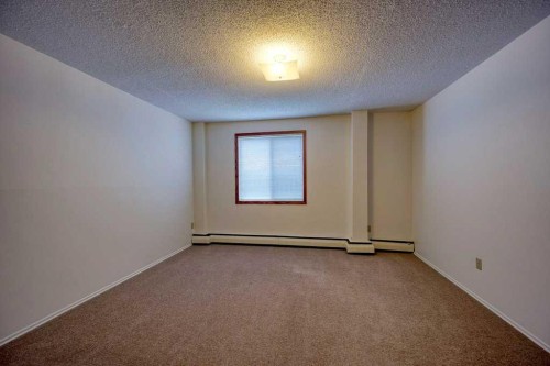 4323 75 Street Nw, Calgary, AB - Indoor Photo Showing Other Room