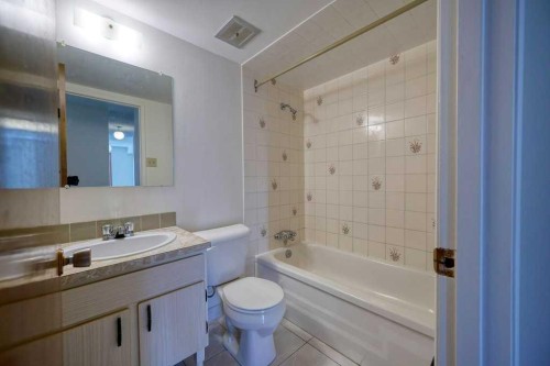 4323 75 Street Nw, Calgary, AB - Indoor Photo Showing Bathroom