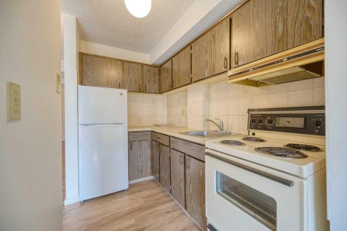4323 75 Street Nw, Calgary, AB - Indoor Photo Showing Kitchen