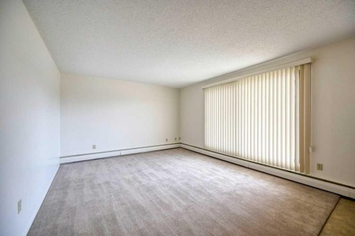 4323 75 Street Nw, Calgary, AB - Indoor Photo Showing Other Room