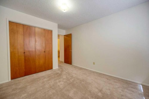 4323 75 Street Nw, Calgary, AB - Indoor Photo Showing Other Room