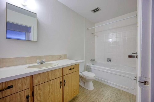 4323 75 Street Nw, Calgary, AB - Indoor Photo Showing Bathroom