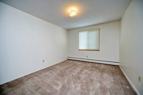 4323 75 Street Nw, Calgary, AB - Indoor Photo Showing Other Room