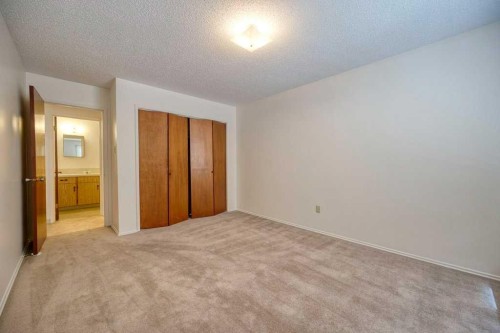 4323 75 Street Nw, Calgary, AB - Indoor Photo Showing Other Room