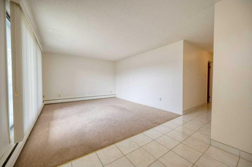 4323 75 Street Nw, Calgary, AB - Indoor Photo Showing Other Room